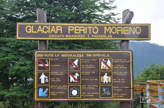 Placa de orientação para as passarelas de madeira que levam ao glaciar Perito Moreno, no parque Nacional Los Glaciares, região de El Calafate, no sul da Argentina